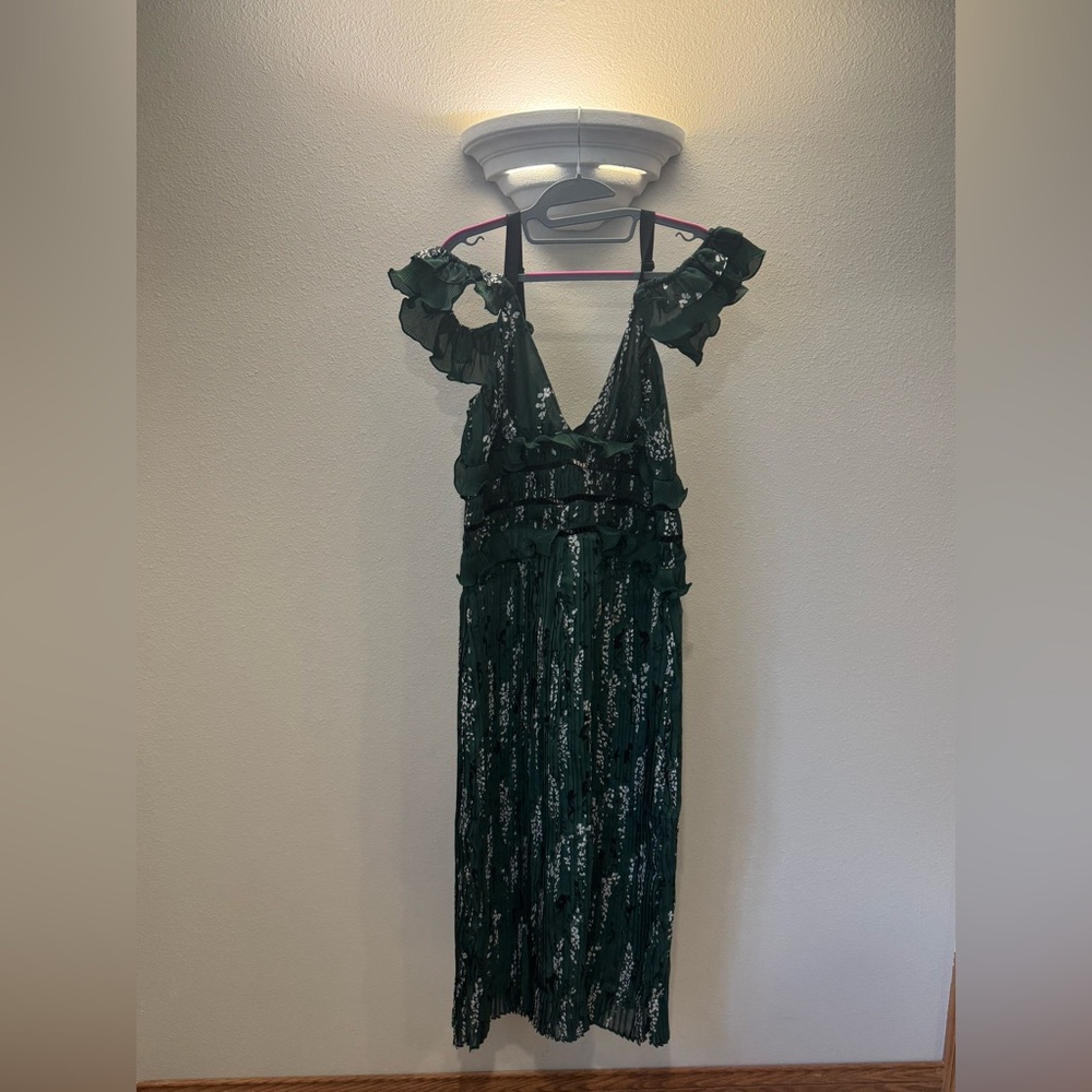 Elegant Green Midi Dress with Ruffle Shoulders